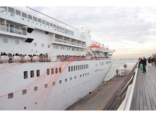 コンベンション会場の客船が出港する様子